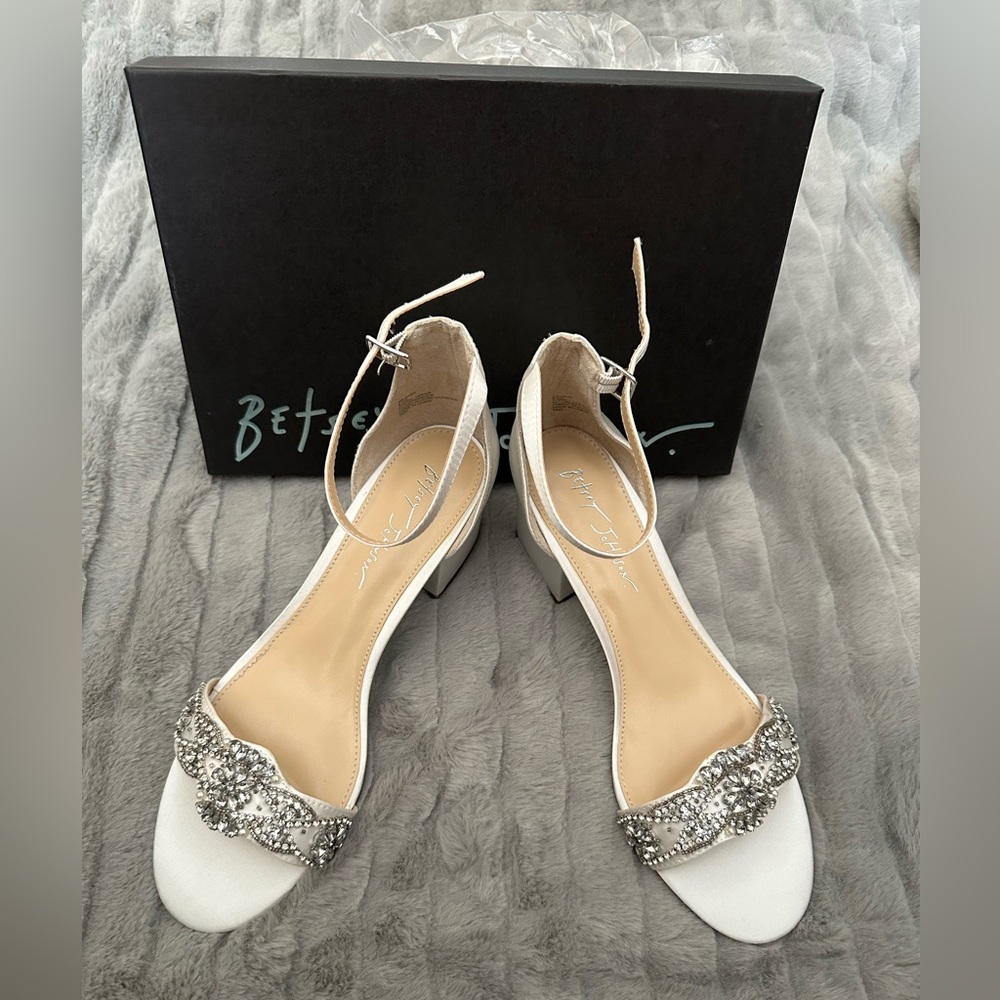 Betsy Johnson Bridal Shoes - Ivory Block Heel w/ embellished band 9.5W